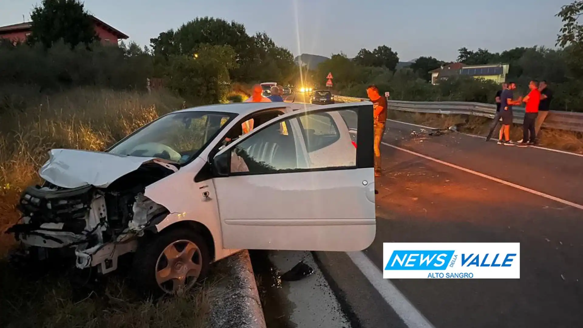 Strada Statale Vandra: auto si schianta contro paracarro nei pressi di Valloni sul territorio comunale di Colli a Volturno. Impatto violentissimo.